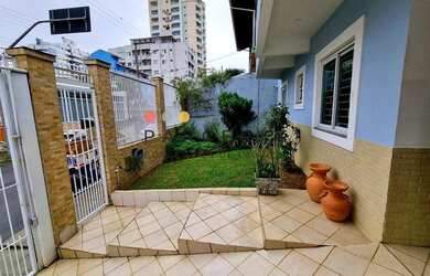 Imagem: A casa possui 4 Dormitórios, 2 Banheiros, 3 Vagas na garagem