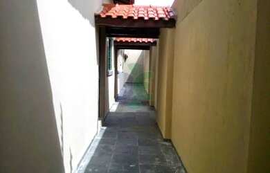 Imagem: A casa possui 2 Dormitórios, 1 Banheiro, 2 Vagas na garagem