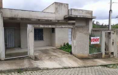 Imagem: A casa possui 3 Dormitórios, 2 Banheiros, 1 Vaga na garagem
