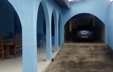 Imagem: A casa possui 4 Dormitórios, 3 Banheiros e 230m² de Área