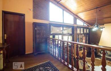 Imagem: A casa possui 3 Dormitórios, 5 Banheiros, 4 Vagas na garagem