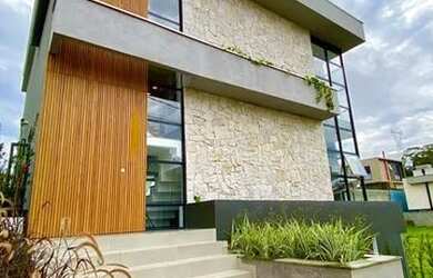 Imagem: A casa possui 3 Dormitórios, 4 Banheiros, 2 Vagas na garagem