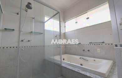 Imagem: A casa em condomínio possui 4 Dormitórios, 4 Banheiros, 4