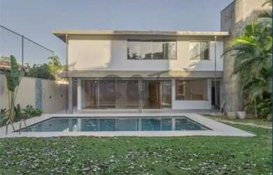 Imagem: A casa possui 4 Dormitórios, 5 Banheiros, 5 Vagas na garagem