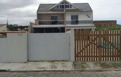 Imagem: A casa possui 3 Dormitórios, 2 Banheiros, 4 Vagas na garagem