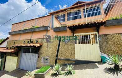 Imagem: A casa possui 3 Dormitórios, 2 Banheiros, 1 Vaga na garagem