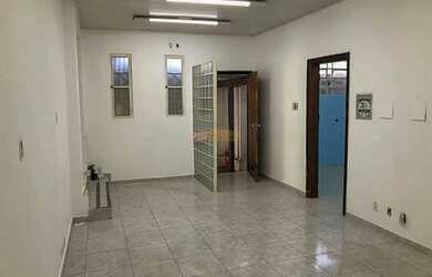 Imagem: O depósito possui 4 Vagas na garagem e 170m² de Área e está