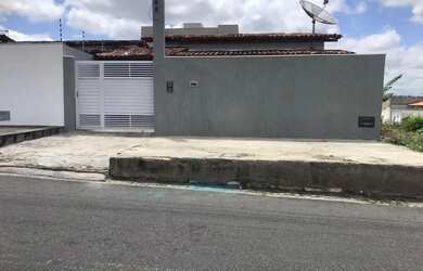 Imagem: A casa possui 2 Dormitórios, 2 Banheiros e está localizado