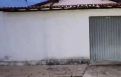 Imagem: A casa possui 3 Dormitórios, 2 Banheiros, 1 Vaga na garagem