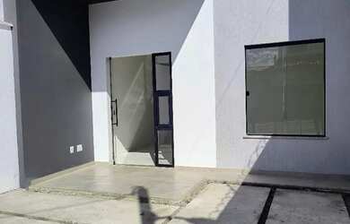 Imagem: A casa possui 3 Dormitórios, 1 Banheiro, 2 Vagas na garagem