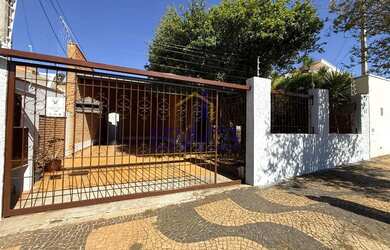 Imagem: A casa possui 4 Dormitórios, 3 Banheiros, 4 Vagas na garagem