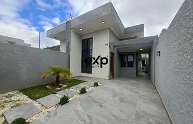 Imagem: A casa possui 3 Dormitórios, 2 Banheiros, 2 Vagas na garagem