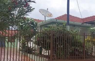 Imagem: A casa possui 3 Dormitórios, 2 Banheiros, 1 Vaga na garagem