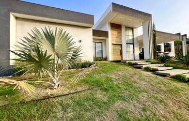 Imagem: A casa em condomínio possui 4 Dormitórios, 4 Banheiros, 5