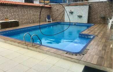 Imagem: A casa possui 4 Dormitórios, Acomodam 12 pessoas, 2 Vagas na