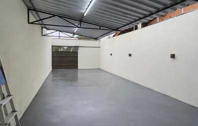 Imagem: A casa possui 3 Dormitórios, 2 Banheiros, 2 Vagas na garagem