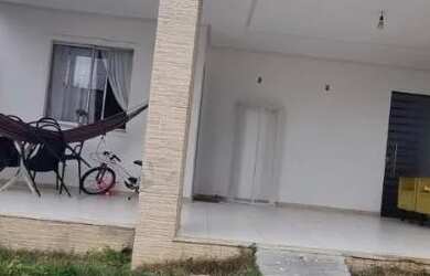 Imagem: A casa possui 2 Dormitórios, 1 Banheiro, 2 Vagas na garagem