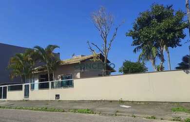 Imagem: A casa possui 2 Dormitórios, 2 Banheiros, 2 Vagas na garagem