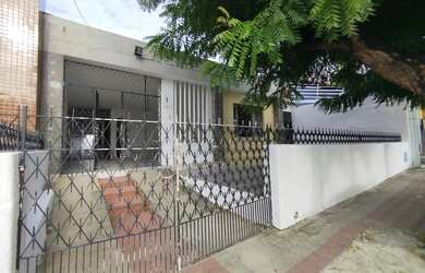 Imagem: A casa possui 5 Dormitórios, 5 Banheiros, 3 Vagas na garagem