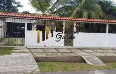 Imagem: A casa possui 3 Dormitórios, 2 Banheiros, 4 Vagas na garagem