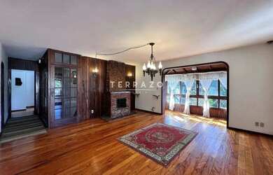 Imagem: A casa possui 5 Dormitórios, 3 Banheiros, 3 Vagas na garagem