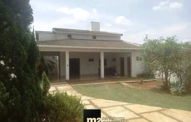 Imagem: A casa possui 4 Dormitórios, 2 Banheiros, 4 Vagas na garagem