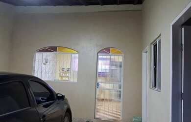 Imagem: A casa possui 4 Dormitórios, 2 Banheiros, 1 Vaga na garagem