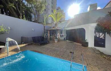 Imagem: A casa possui 4 Dormitórios, 5 Banheiros, 4 Vagas na garagem