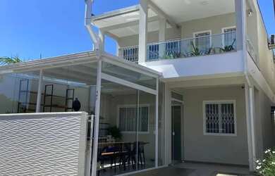 Imagem: A casa possui 3 Dormitórios, 3 Banheiros, 1 Vaga na garagem