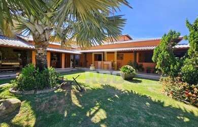 Imagem: A casa possui 4 Dormitórios, 5 Banheiros, 4 Vagas na garagem