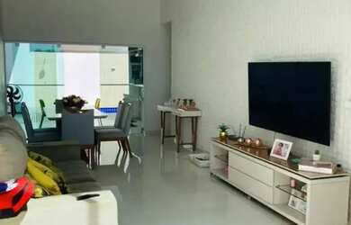 Imagem: A casa possui 3 Dormitórios, 2 Banheiros, 4 Vagas na garagem