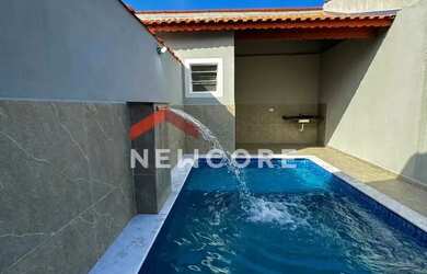 Imagem: A casa possui 3 Dormitórios, 2 Banheiros, 2 Vagas na garagem