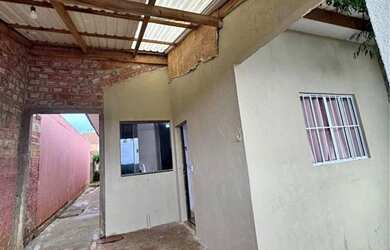 Imagem: A casa possui 2 Dormitórios, 1 Banheiro, 1 Vaga na garagem