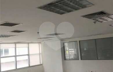 Imagem: O depósito possui 5 Vagas na garagem e 210m² de Área e está