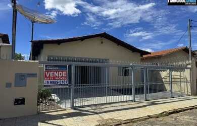 Imagem: A casa possui 3 Dormitórios, 3 Banheiros, 5 Vagas na garagem