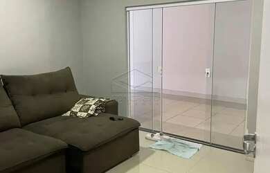 Imagem: A casa possui 3 Dormitórios, 1 Banheiro, 2 Vagas na garagem