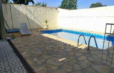 Imagem: A casa possui 4 Dormitórios, 3 Banheiros, 2 Vagas na garagem