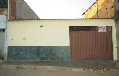 Imagem: A casa possui 3 Dormitórios, 2 Banheiros, 1 Vaga na garagem