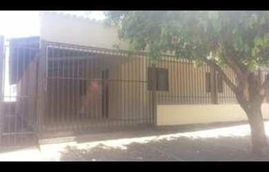 Imagem: A casa possui 4 Dormitórios, 2 Banheiros, 1 Vaga na garagem