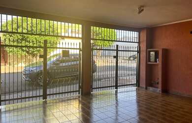 Imagem: A casa possui 3 Dormitórios, 1 Banheiro, 2 Vagas na garagem