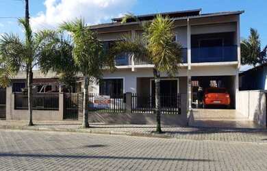 Imagem: A casa possui 5 Dormitórios, 3 Banheiros, 2 Vagas na garagem