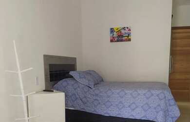 Imagem: O apartamento possui 1 Dormitório, 1 Banheiro, 1 Vaga na garagem