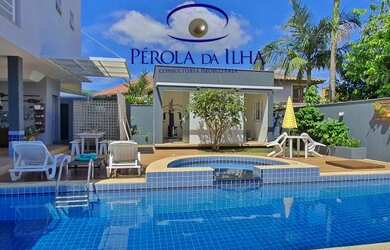 Imagem: A casa possui 4 Dormitórios, 5 Banheiros, 4 Vagas na garagem