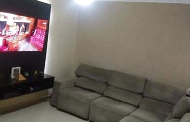 Imagem: A casa possui 3 Dormitórios, 2 Banheiros, 3 Vagas na garagem