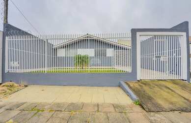 Imagem: A casa possui 3 Dormitórios, 1 Banheiro, 4 Vagas na garagem