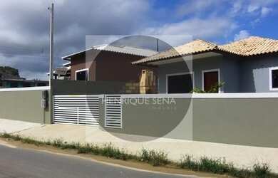 Imagem: A casa possui 3 Dormitórios, 2 Banheiros, 2 Vagas na garagem