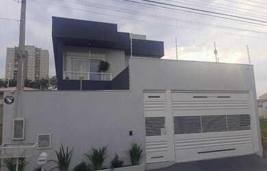 Imagem: A casa possui 4 Dormitórios, 3 Banheiros, 4 Vagas na garagem