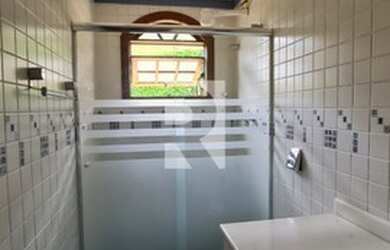 Imagem: A casa possui 4 Dormitórios, 2 Banheiros, 4 Vagas na garagem