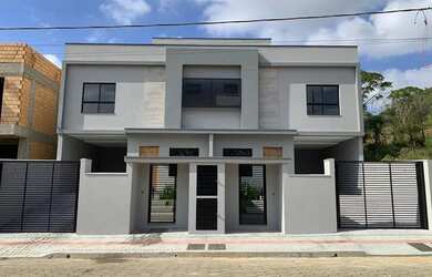 Imagem: A casa possui 3 Dormitórios, 4 Banheiros, 2 Vagas na garagem