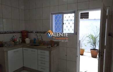 Imagem: A casa possui 2 Dormitórios, 2 Banheiros, 2 Vagas na garagem